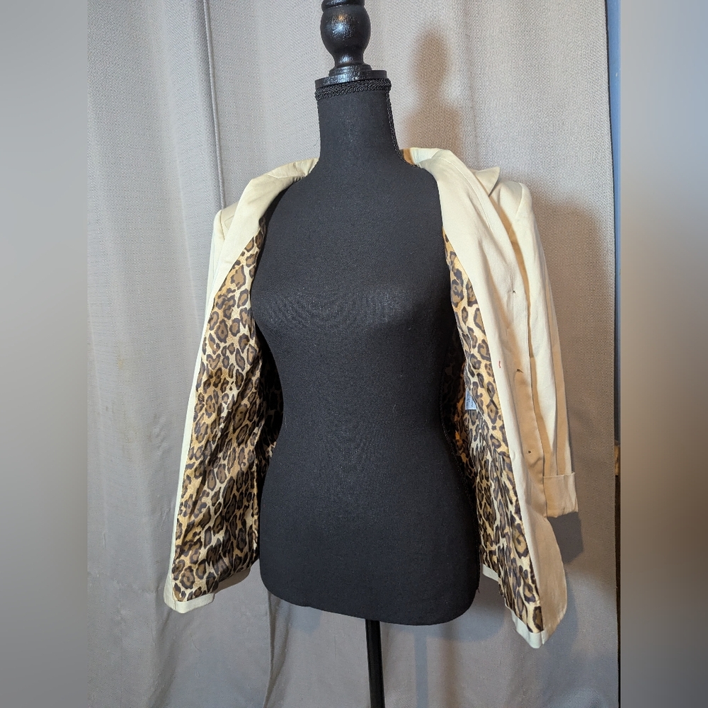Stylish Cream Jacket with Leopard Print Lining